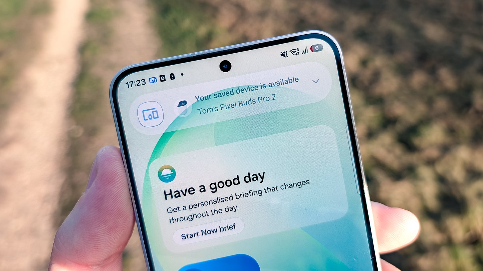 Сводка Now Brief на экране Samsung Galaxy S26 FE