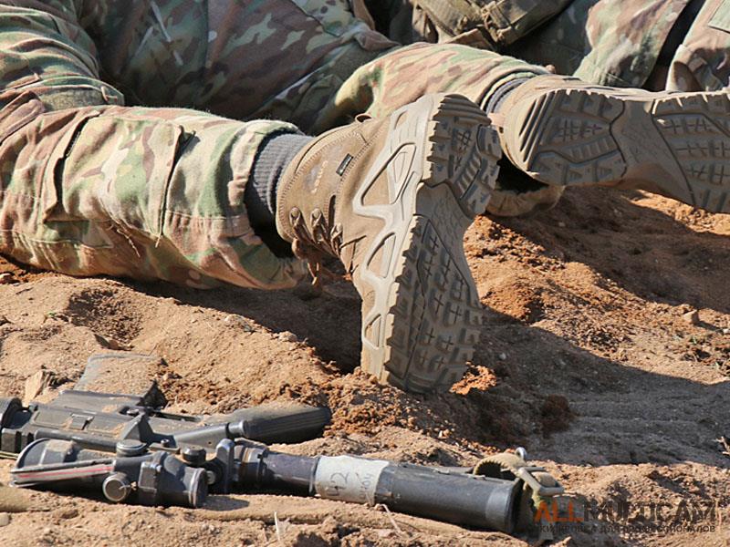 Боец в ботинка Lowa