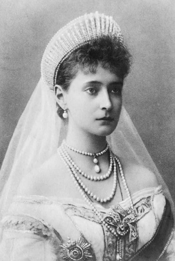 Императрица Александра Федоровна, также в русской тиаре, несколько отличающейся по рисунку "лучей"