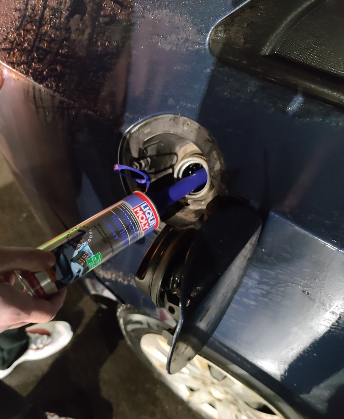 Заливка добавки Liqui Moly в топливный бак автомобиля