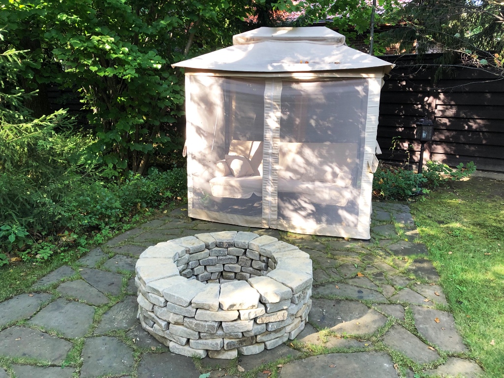 Очаг галтованный из бутового камня