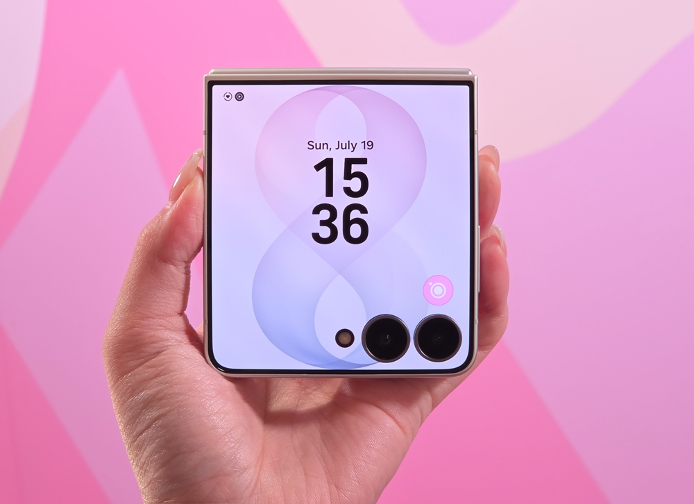 Samsung Galaxy Z Flip8 с включенным внешним экраном FlexWindow