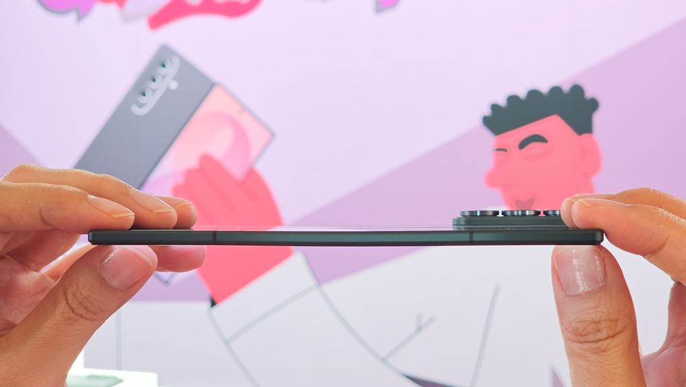 Тонкий корпус Samsung Galaxy Z Fold8 Ultra в профиль