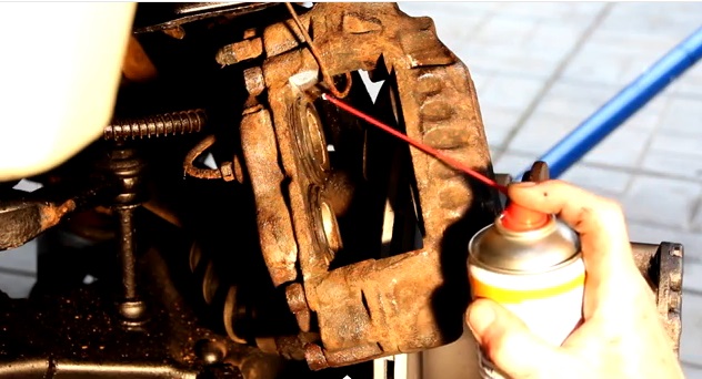 Чистка посадочных мест колодок Чистка спреем Liqui Moly