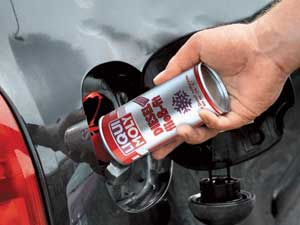 Добавление антигеля в диз. топливо Заливка антигеля Liqui Moly при положит. температуре
