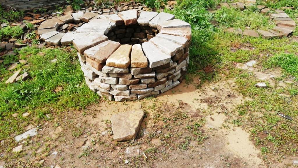 галтованный очаг из камня 