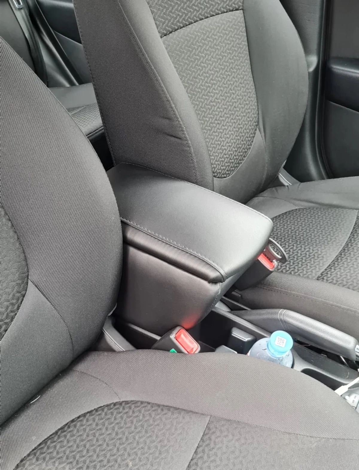Чёрный подлокотник в салоне Kia Rio 3 2012 года