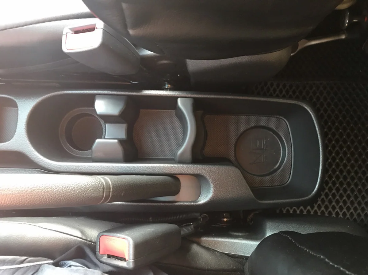 Консоль Kia Rio 3 без подлокотника: подстаканники и открытая посадочная ниша
