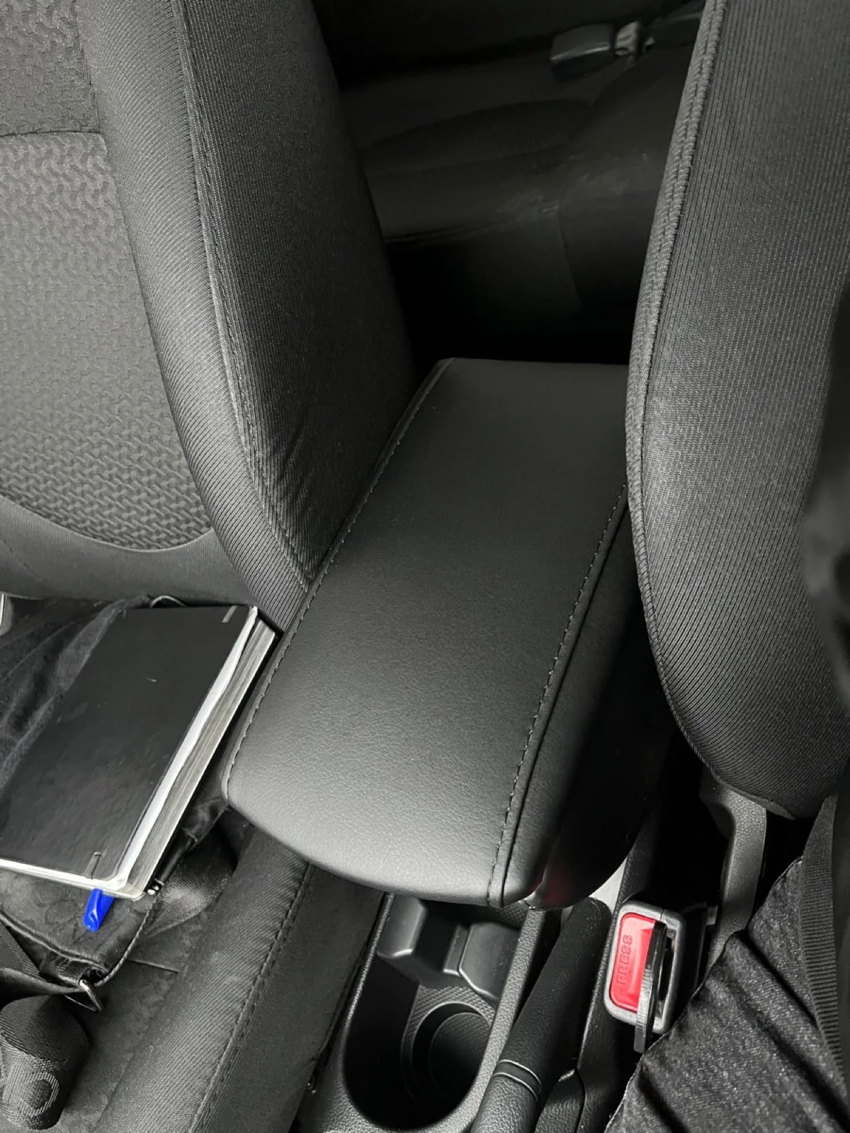 Наш подлокотник установлен в Kia Rio 3, передний подстаканник открыт