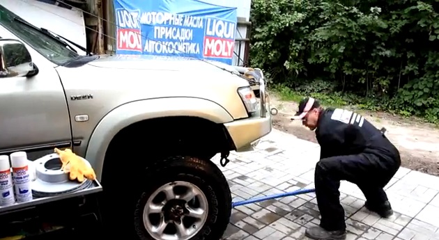 автомобиль на домкрате автомобиль на домкрате при разборе тормозной системы