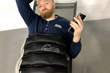 Процедуры с массажным поясом на стенде MaxMassage вегмарт 2020