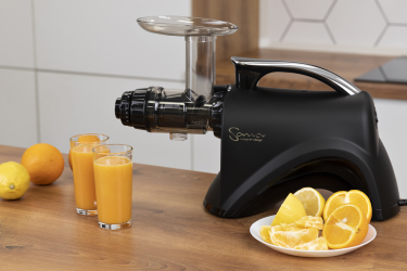 Сок из апельсинов на Sana Juicer EUJ-606 Сок из лимонов в совыжималке Sana Juicer EUJ-606