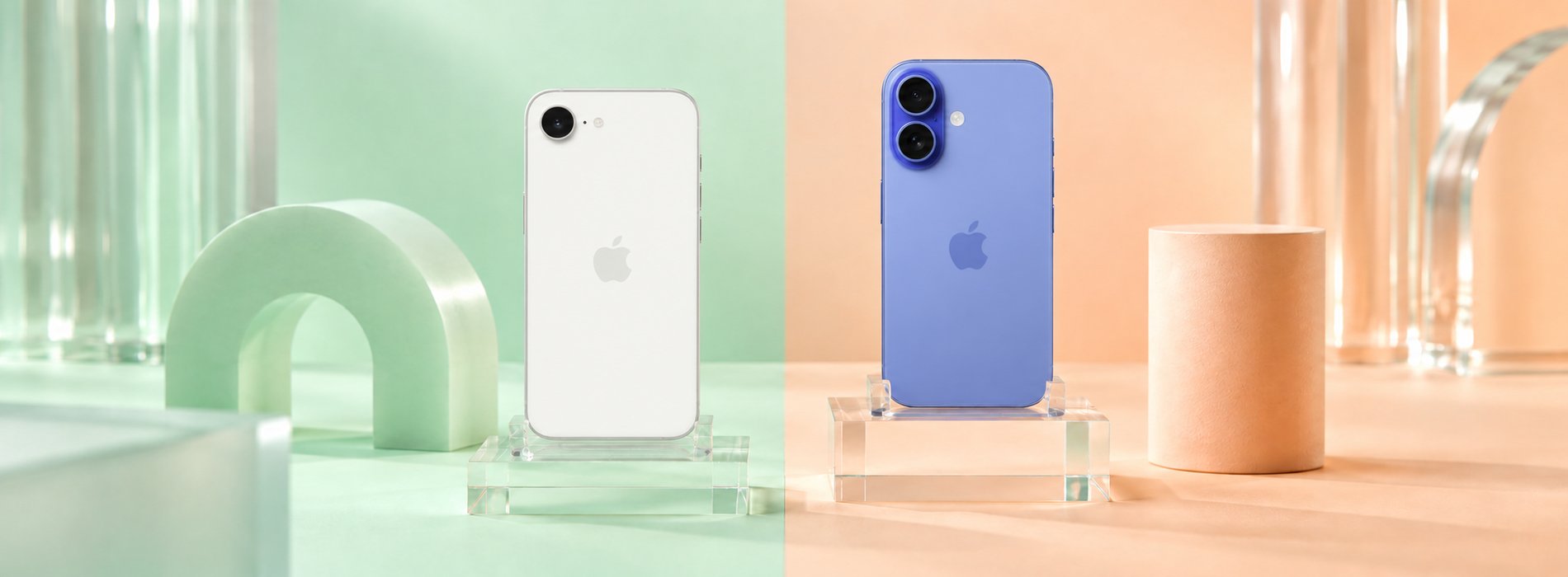 Белый iPhone 16e и iPhone 16 цвета ультрамарин рядом