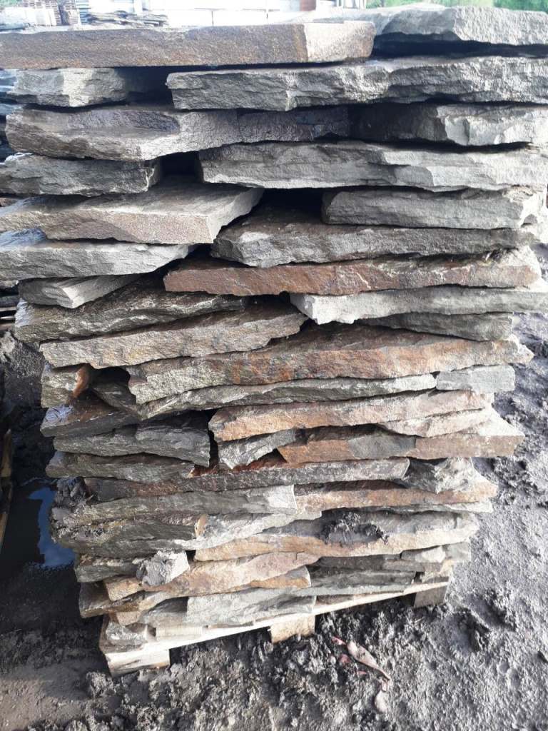 толстый серый камень для мощения 