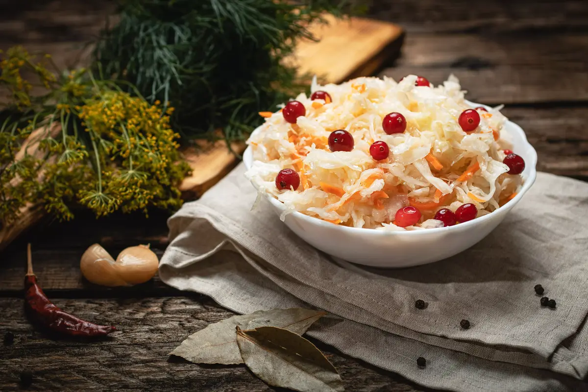 простой рецепт квашеной капусты с клюквой и морковкой