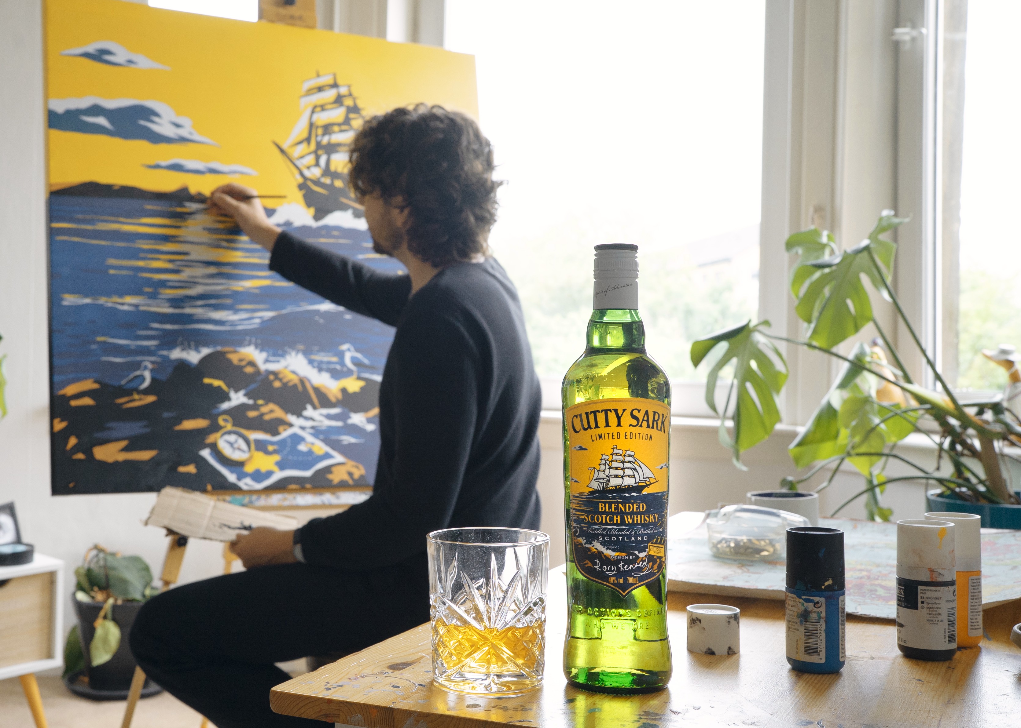 Рори Кеннеди работает над иллюстрацией для Cutty Sark; на столе — бутылка лимитированной серии