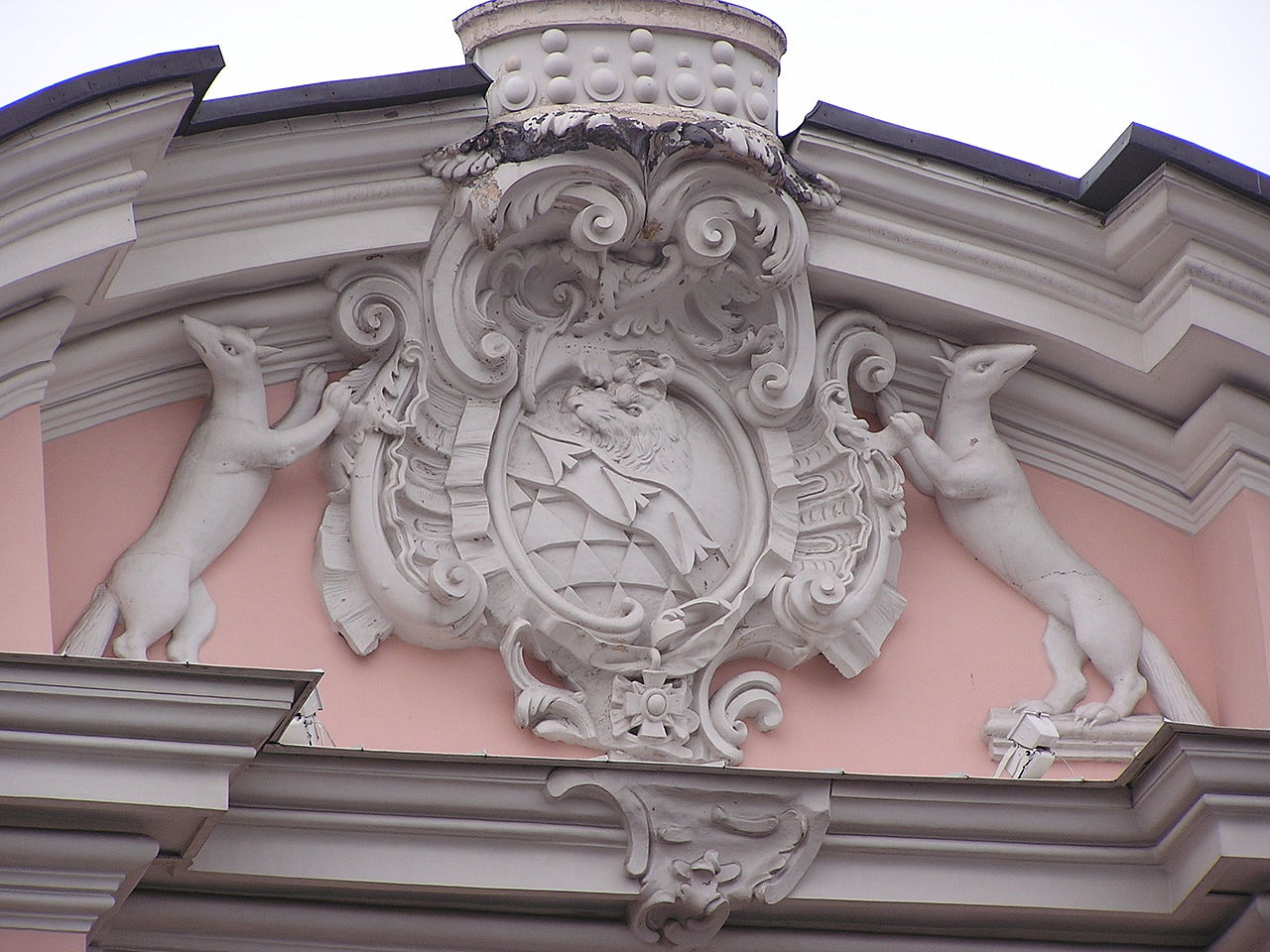 Герб Строгановых на строгоновском дворце