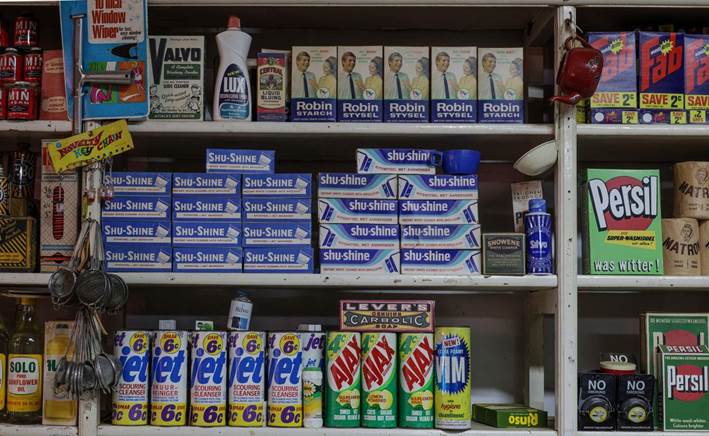 Источник: https://www.pexels.com/photo/vintage-grocery-store-shelf-with-retro-products-35285849/ Источник: https://www.pexels.com/photo/vintage-grocery-store-shelf-with-retro-products-35285849/