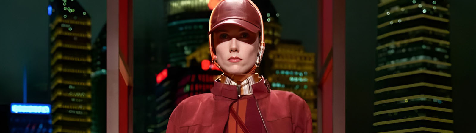 Подиум Hermès осень 2025 на набережной Шанхая Подиум Hermès осень 2025 на набережной Шанхая