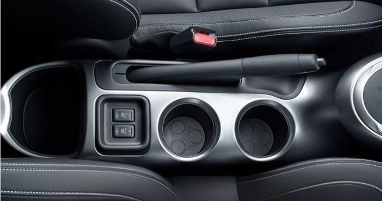 Штатная консоль Nissan Juke без подлокотника