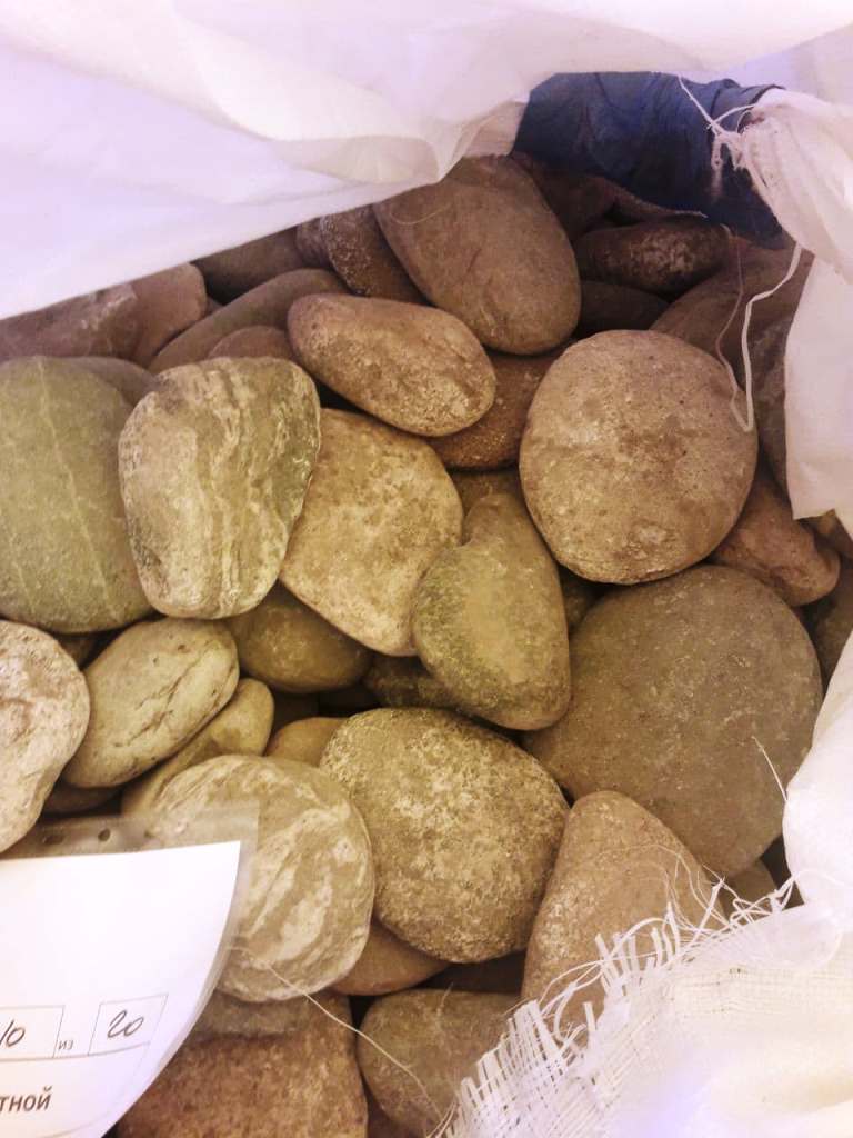 Цветной плоский булыжник
