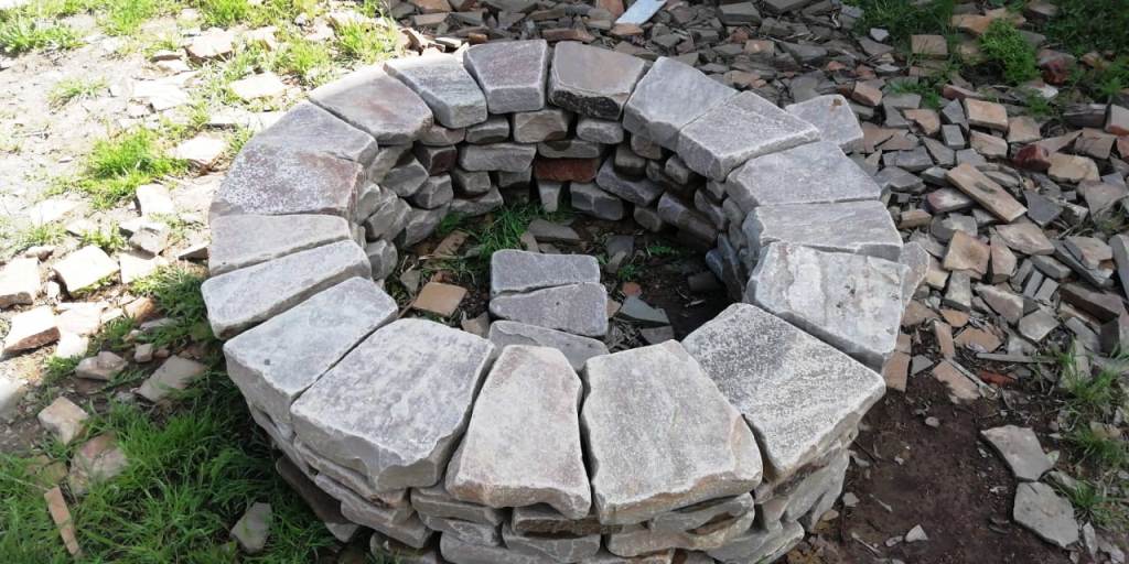 Очаг из камня галтованного бутовый камень