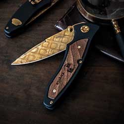 Нож складной Boker Tirpitz-Damascus Gold, сталь дамаск анодированный золотом, рукоять алюминий, орех Нож складной Boker Tirpitz-Damascus Gold, сталь дамаск анодированный золотом, рукоять алюминий, орех