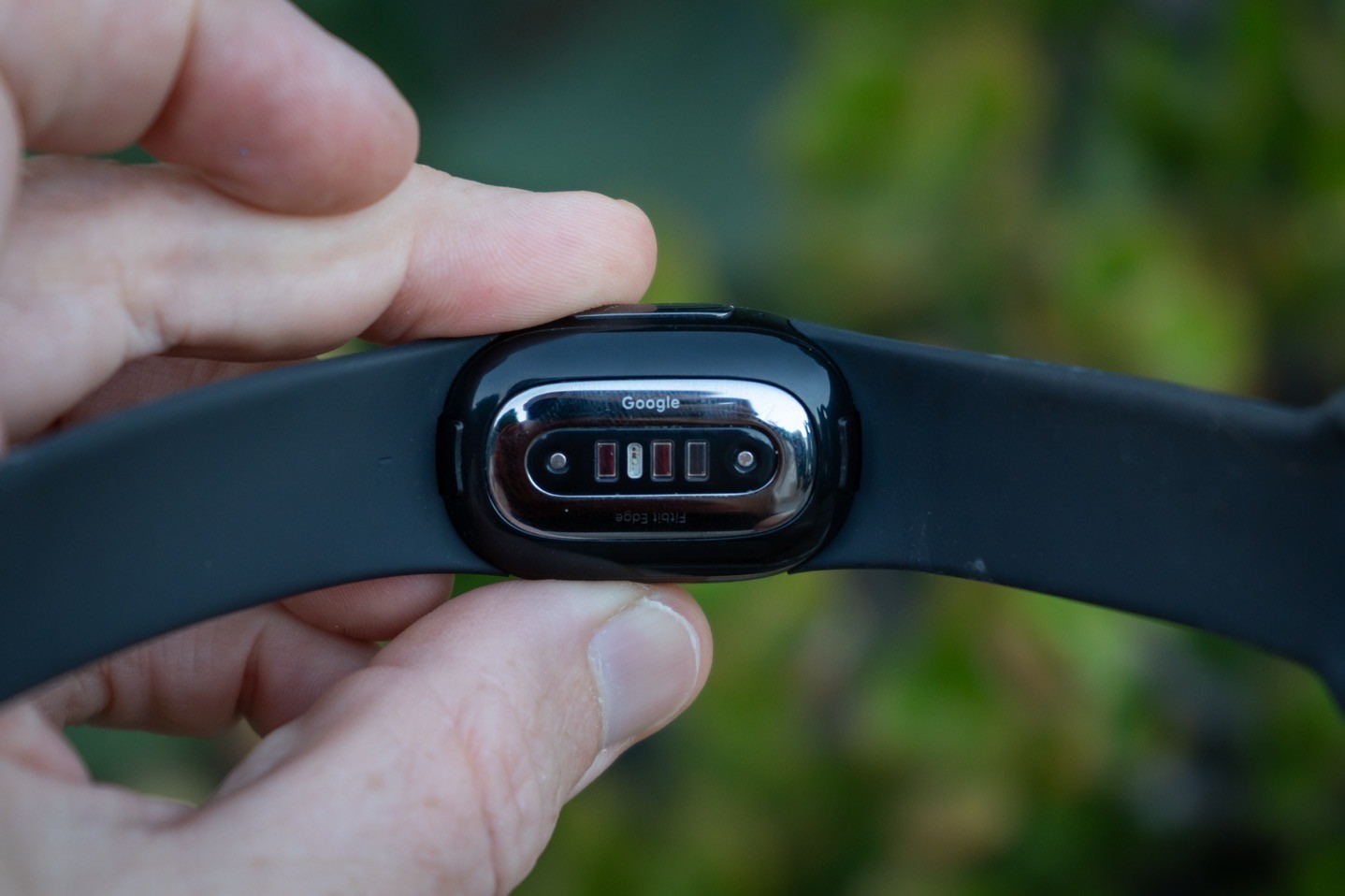 Датчики на нижней стороне Fitbit Edge Датчики на нижней стороне Fitbit Edge