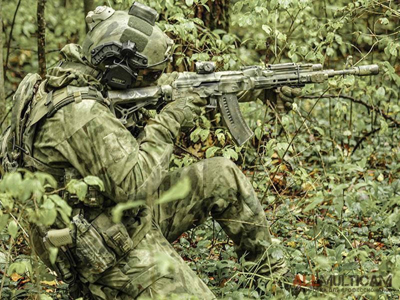 Боец в камуфляже стрельба с колена