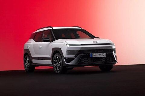 Hyundai Bayon нового поколения: квадратный кроссовер с двумя экранами по 12,3 дюйма и гибридом в 2027