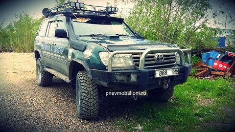 Toyota Land Cruiser 105 усилил заднюю подвеску пневмоподвеской