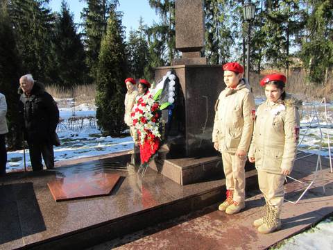 Возложение нашего венка к братской могиле
