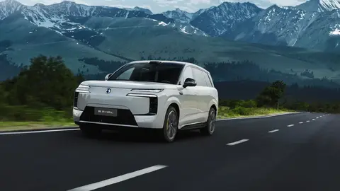 BYD Denza N8L: зарядка за 5 минут, 751 сила и шесть мест
