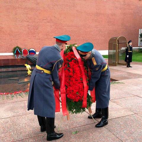 Возложение нашего венка к могиле неизвестного солдата