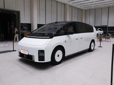 Новый Li Auto MEGA: экран OLED на 29 дюймов и 413 кВт в семейном минивэне
