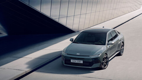 Новый Hyundai Avante (Elantra) восьмого поколения: мотор 2.0, гибрид на 157 л.с. и экран 14,6 дюйма