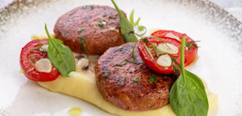 Котлеты с картофельным пюре и грибным сливочным соусом