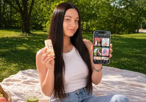 SPF-стик в TikTok: действительно ли это самый удобный формат для обновления защиты в течение дня?
