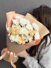 Дуо-букет из белых кустовых хризантем и кремового хлопка