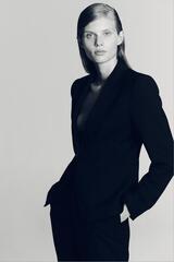 ZARA ПРИТАЛЕННЫЙ БЛЕЙЗЕР С ПОДПЛЕЧНИКАМИ, ЧЕРНЫЙ