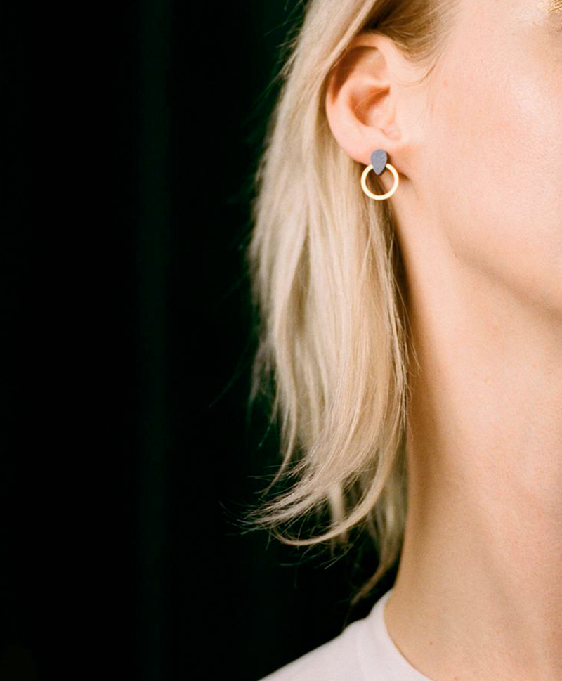 Серьги Raindrop Hoop Studs in Blueberry