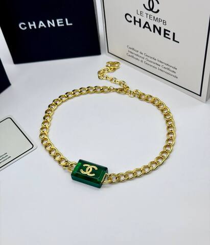 Колье-цепь CHANEL с зелёной прямоугольной вставкой