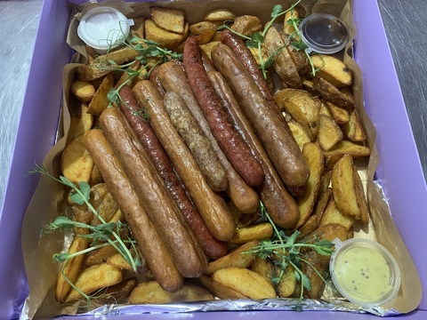 Большое ассорти из жаренных колбасок с картофельными дольками
