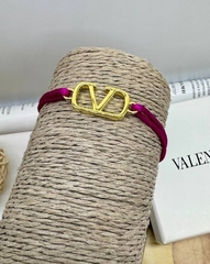 58214-braslet-valentino-s-podveskoj-logotipom-na-krasnoj-niti