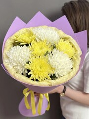 Букет из белых и желтых хризантем