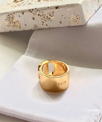 Стильное широкое кольцо с лого CDior из латуни в позолоте