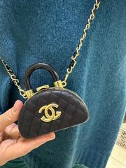 Бодичейн в форме минисумочки CHANEL на длинной цепочке