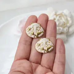 Серьги пусеты Ракушки с эмалью, кремовый, 22*25 мм, сталь, позолота, СГ037