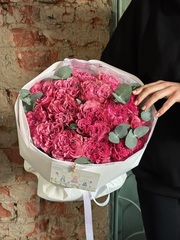 Букет из яркой одноголовой розы и эвкалипта 15 шт