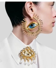 brosh-glaz-zheltyj-s-podveskami-iz-rechnogo-zhemchuga-v-stile-schiaparelli
